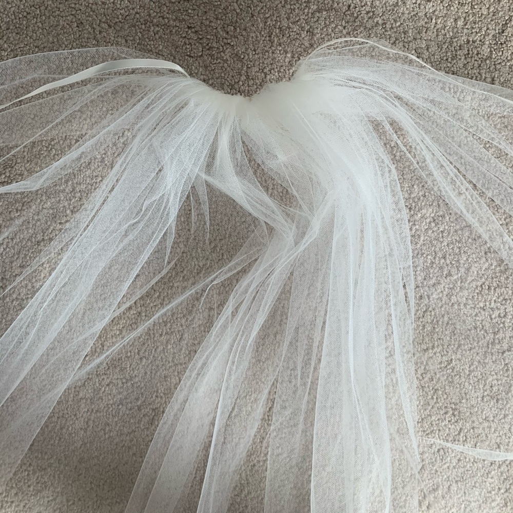Ivory wedding veil (never worn)!!! - Picture 2 of 4